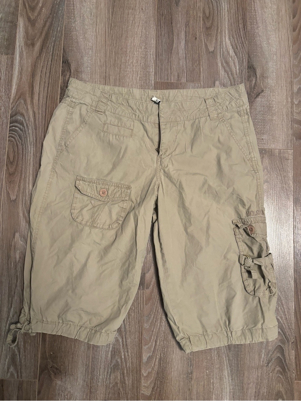 Volcom women’s Beige Cargo Capris with Button Pockets